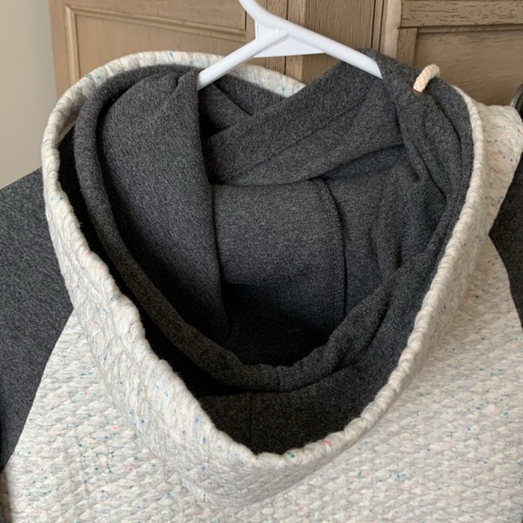 Quilted Ampersand Avenue Doublehood - Picture 6 of 7